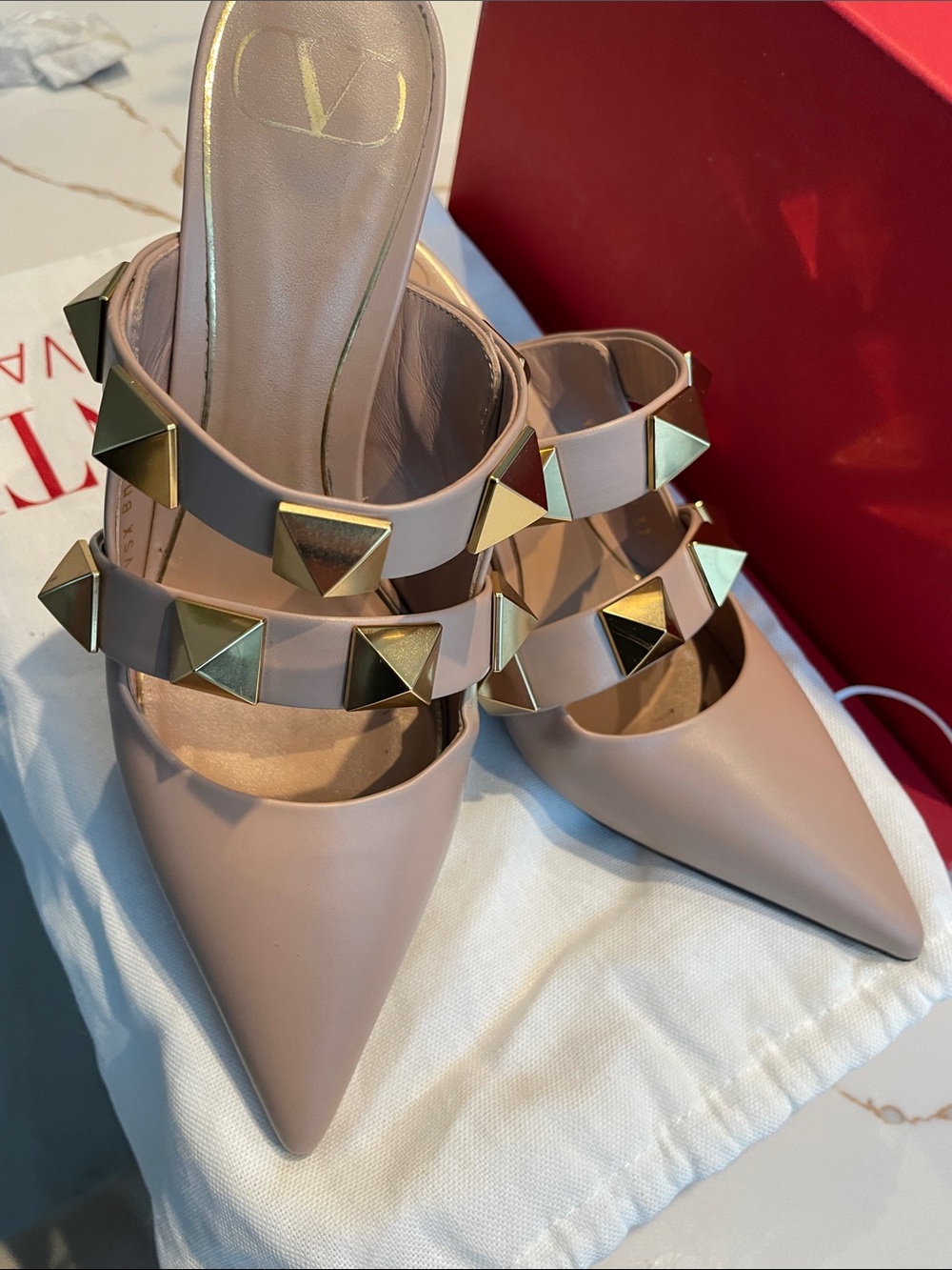 Valentino Garavani Beige Pointed-Toe Rockstud Mule with Gold Studs - Picture 7 of 9